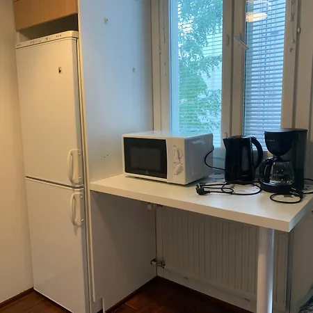 Yksioe Juna-aseman Vieressae