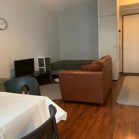 Yksioe Juna-aseman Vieressae *