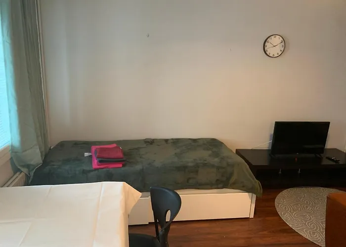 Yksioe Juna-aseman Vieressae 伊萨尔米